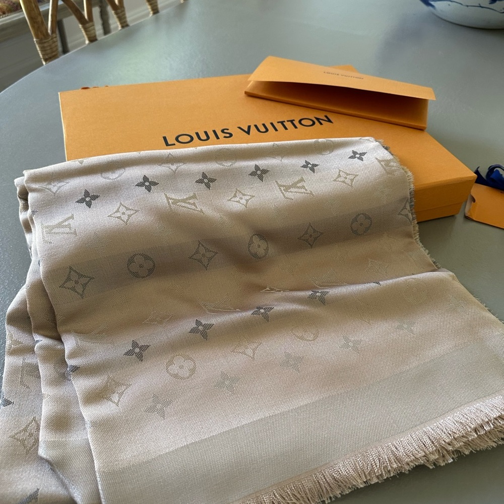 Louis Vuitton chase So shine Beige Scarf - Picture 2 of 5